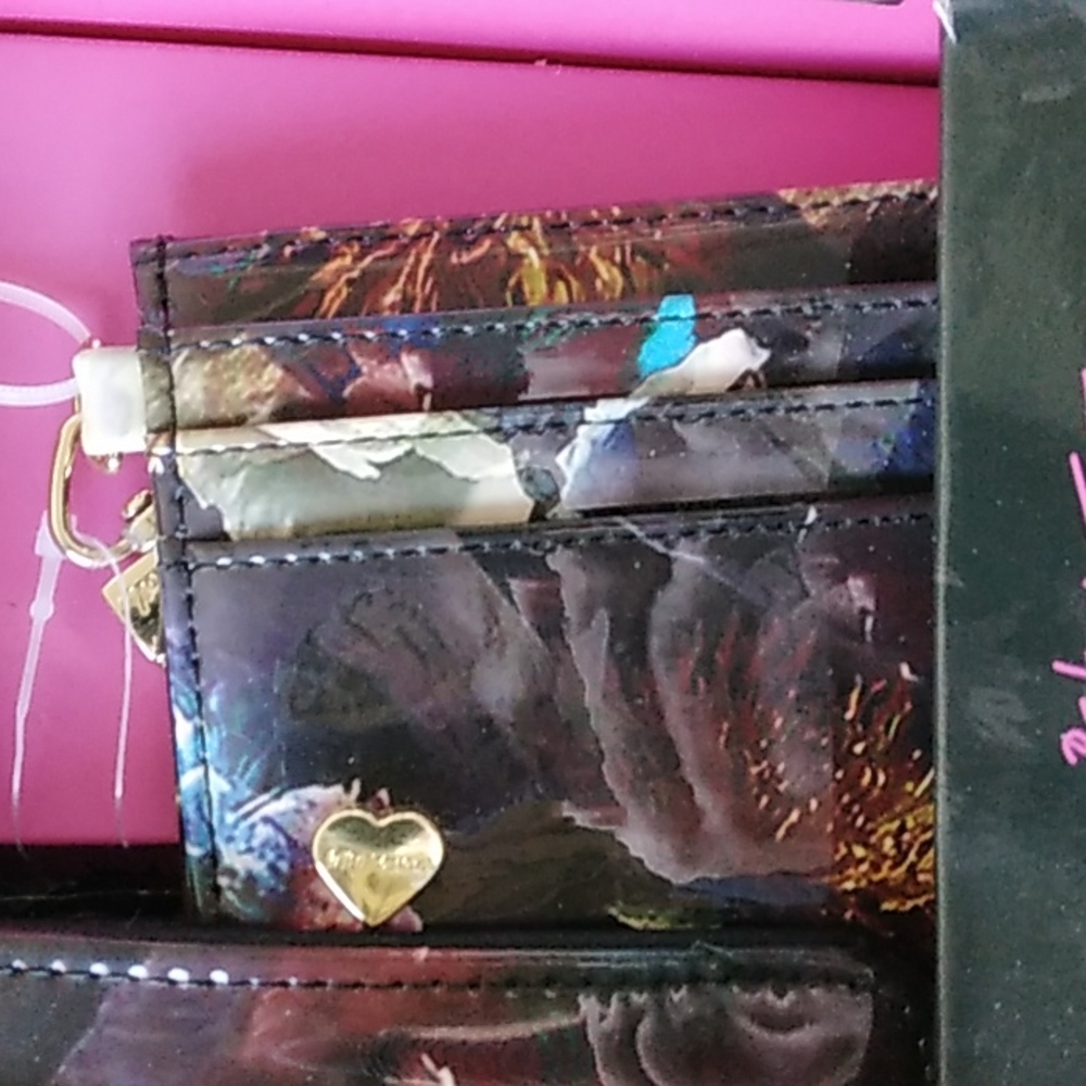 NWTS Betsey Johnson Gxdani crossbody purse & card case black flowers glossy. T1 - Picture 3 of 16
